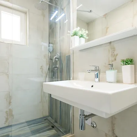 Comfort Lucy アパート